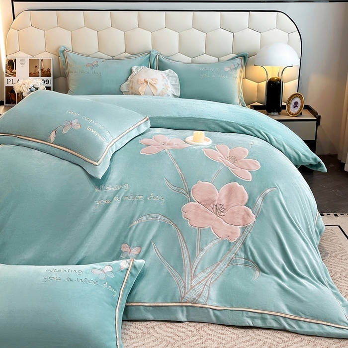 91家纺网 家纺一手货源 找家纺 孟鑫家纺 2025新款230克高克重宽边织带压线牛奶贴布绣花四件套-蝴蝶兰系列 蝴蝶兰-湖绿