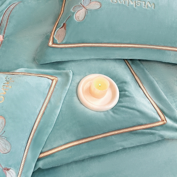 91家纺网 家纺一手货源 找家纺 孟鑫家纺 2025新款230克高克重宽边织带压线牛奶贴布绣花四件套-蝴蝶兰系列 蝴蝶兰-湖绿