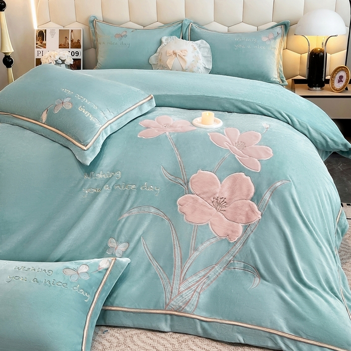 91家纺网 家纺一手货源 找家纺 孟鑫家纺 2025新款230克高克重宽边织带压线牛奶贴布绣花四件套-蝴蝶兰系列 蝴蝶兰-湖绿