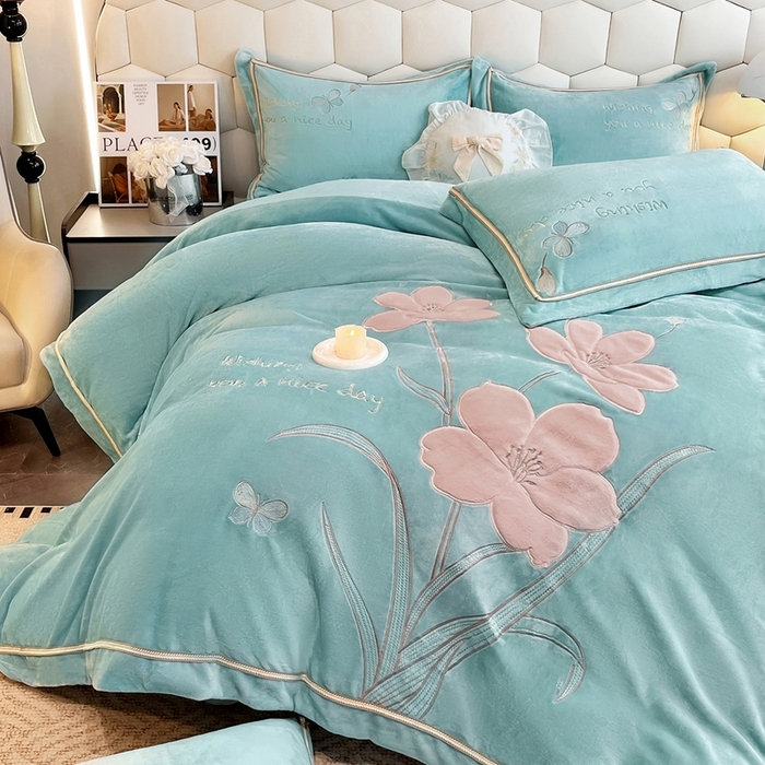 91家纺网 家纺一手货源 找家纺 孟鑫家纺 2025新款230克高克重宽边织带压线牛奶贴布绣花四件套-蝴蝶兰系列 蝴蝶兰-湖绿