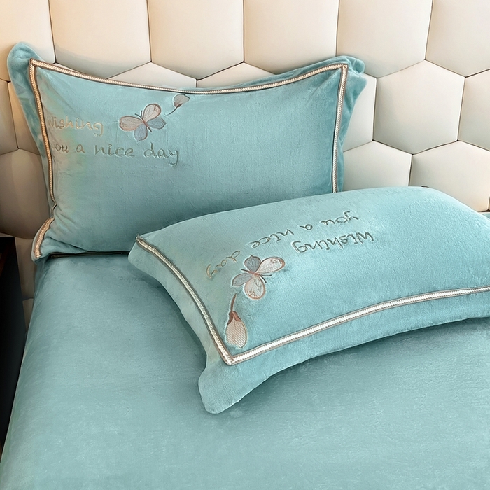 91家纺网 家纺一手货源 找家纺 孟鑫家纺 2025新款230克高克重宽边织带压线牛奶贴布绣花四件套-蝴蝶兰系列 蝴蝶兰-湖绿