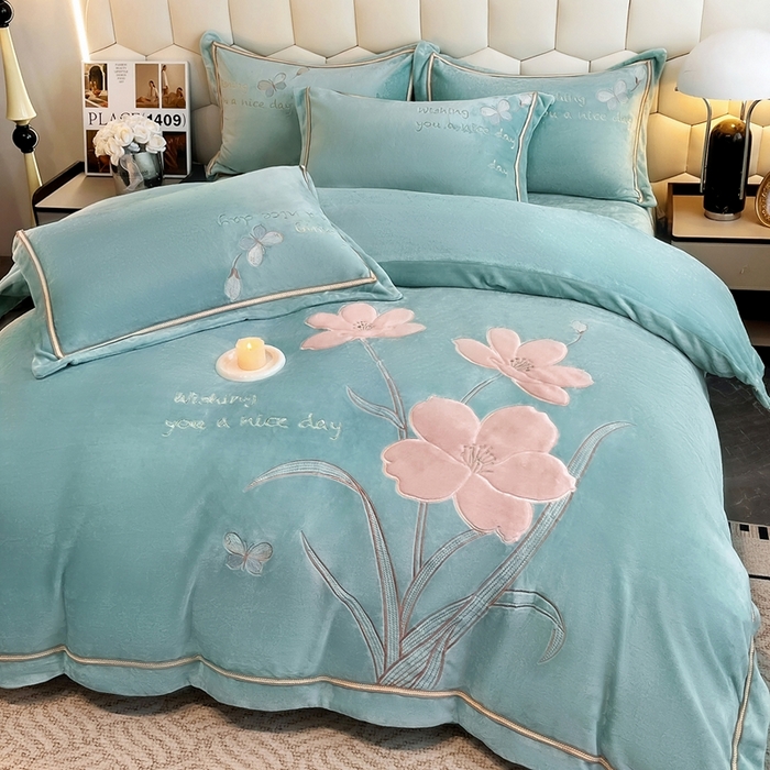 孟鑫家纺 2025新款230克高克重宽边织带压线牛奶贴布绣花四件套-蝴蝶兰系列 蝴蝶兰-湖绿