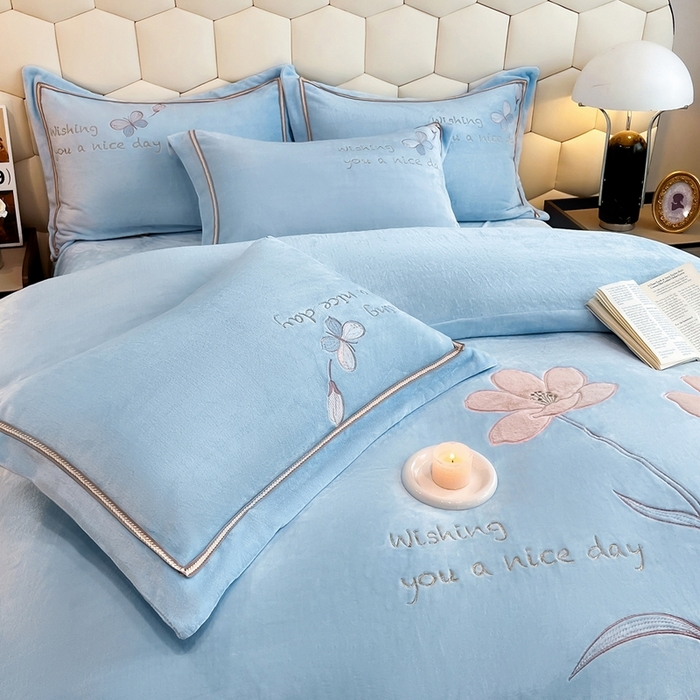 91家纺网 家纺一手货源 找家纺 孟鑫家纺 2025新款230克高克重宽边织带压线牛奶贴布绣花四件套-蝴蝶兰系列 蝴蝶兰-天兰