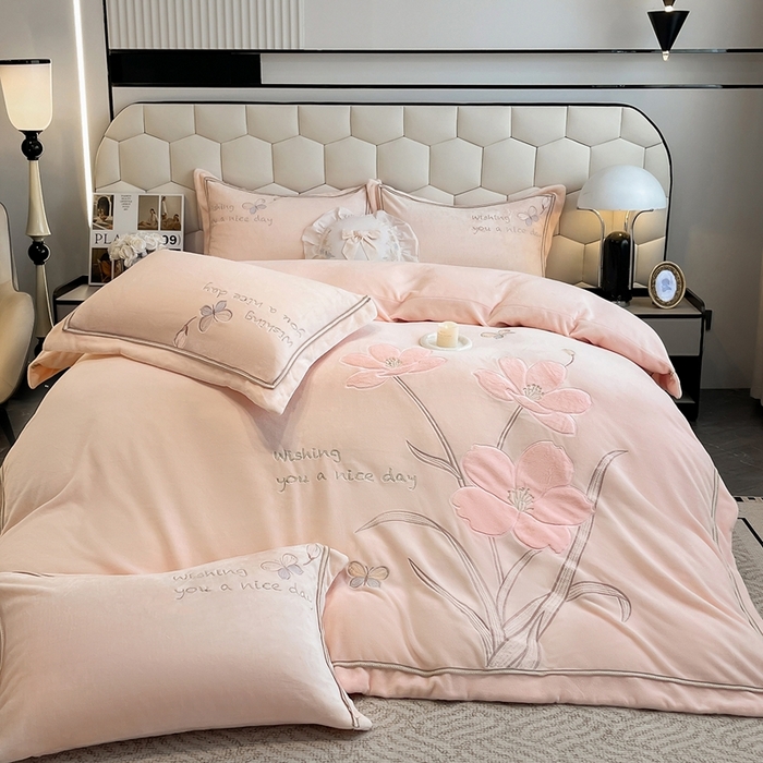 91家纺网 家纺一手货源 找家纺 孟鑫家纺 2025新款230克高克重宽边织带压线牛奶贴布绣花四件套-蝴蝶兰系列 蝴蝶兰-粉玉色