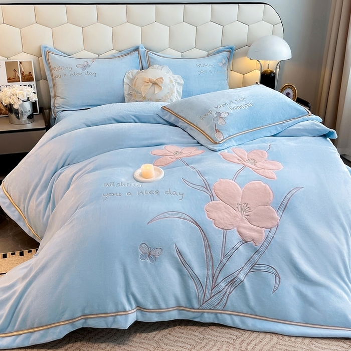 91家纺网 家纺一手货源 找家纺 孟鑫家纺 2025新款230克高克重宽边织带压线牛奶贴布绣花四件套-蝴蝶兰系列 蝴蝶兰-天兰