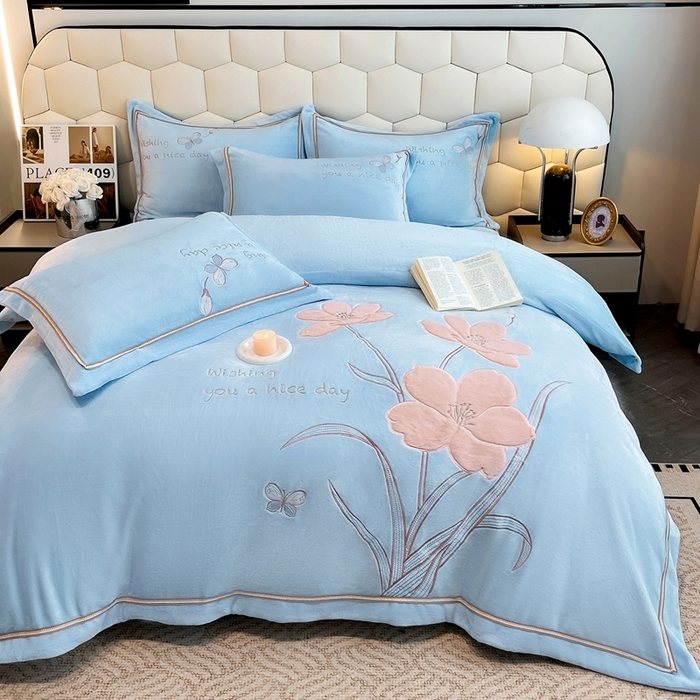 91家纺网 家纺一手货源 找家纺 孟鑫家纺 2025新款230克高克重宽边织带压线牛奶贴布绣花四件套-蝴蝶兰系列 蝴蝶兰-天兰