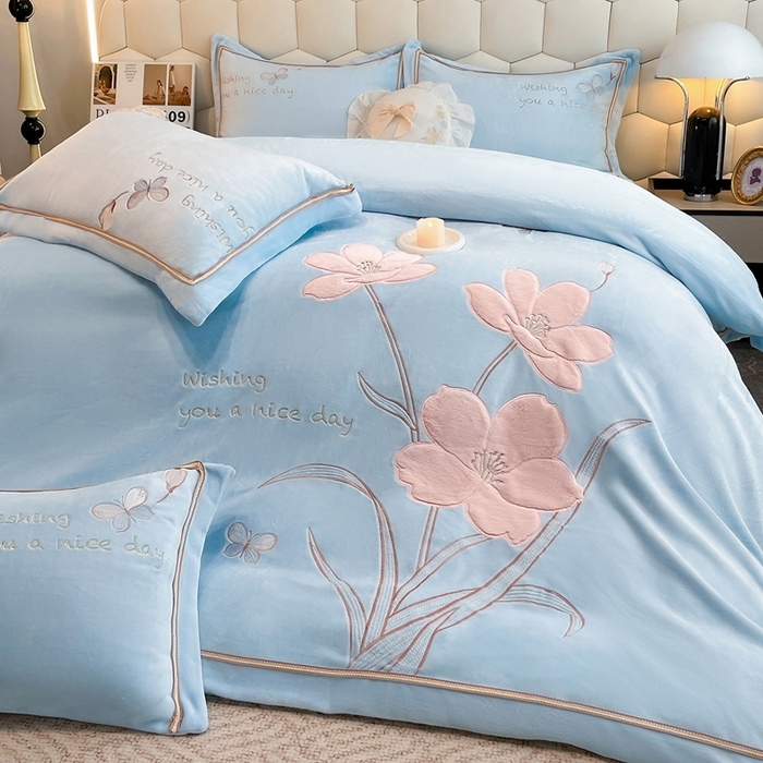 91家纺网 家纺一手货源 找家纺 孟鑫家纺 2025新款230克高克重宽边织带压线牛奶贴布绣花四件套-蝴蝶兰系列 蝴蝶兰-天兰