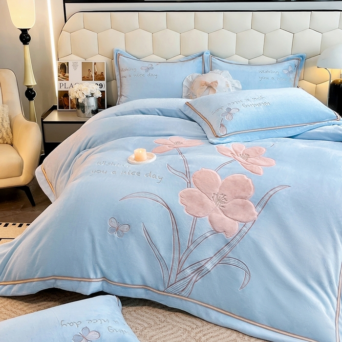 91家纺网 家纺一手货源 找家纺 孟鑫家纺 2025新款230克高克重宽边织带压线牛奶贴布绣花四件套-蝴蝶兰系列 蝴蝶兰-天兰