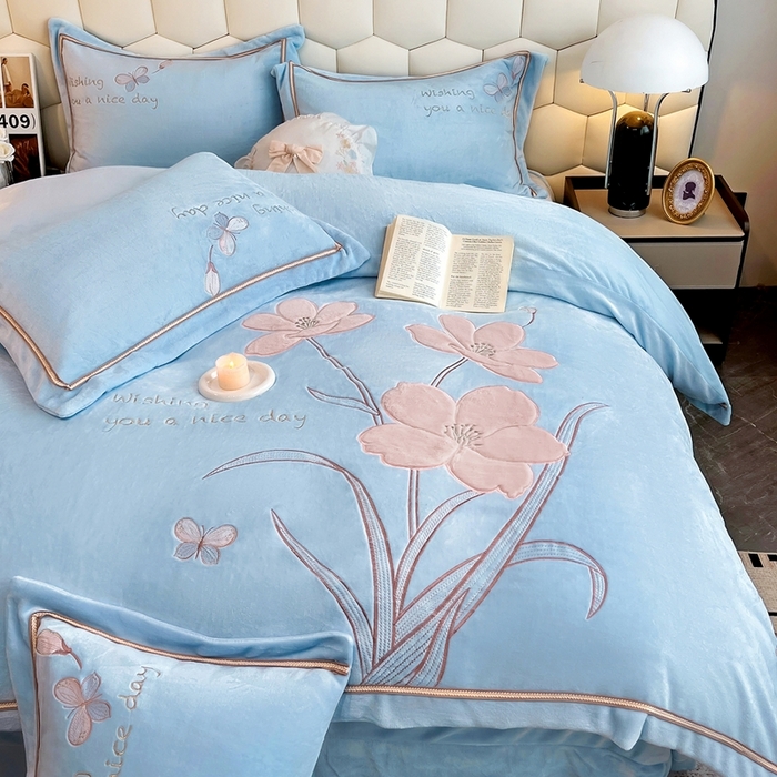 91家纺网 家纺一手货源 找家纺 孟鑫家纺 2025新款230克高克重宽边织带压线牛奶贴布绣花四件套-蝴蝶兰系列 蝴蝶兰-天兰