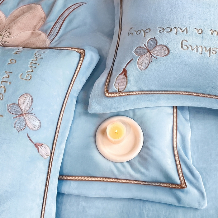 91家纺网 家纺一手货源 找家纺 孟鑫家纺 2025新款230克高克重宽边织带压线牛奶贴布绣花四件套-蝴蝶兰系列 蝴蝶兰-天兰