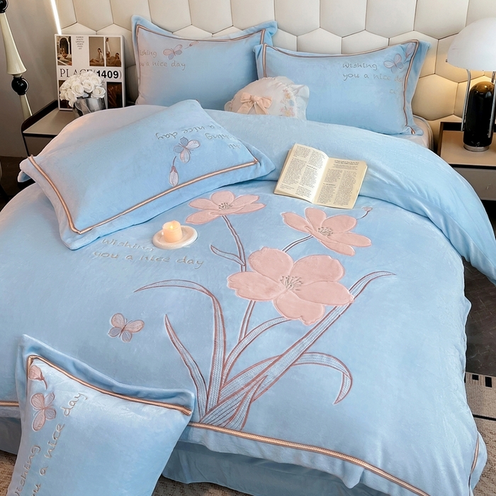 91家纺网 家纺一手货源 找家纺 孟鑫家纺 2025新款230克高克重宽边织带压线牛奶贴布绣花四件套-蝴蝶兰系列 蝴蝶兰-天兰