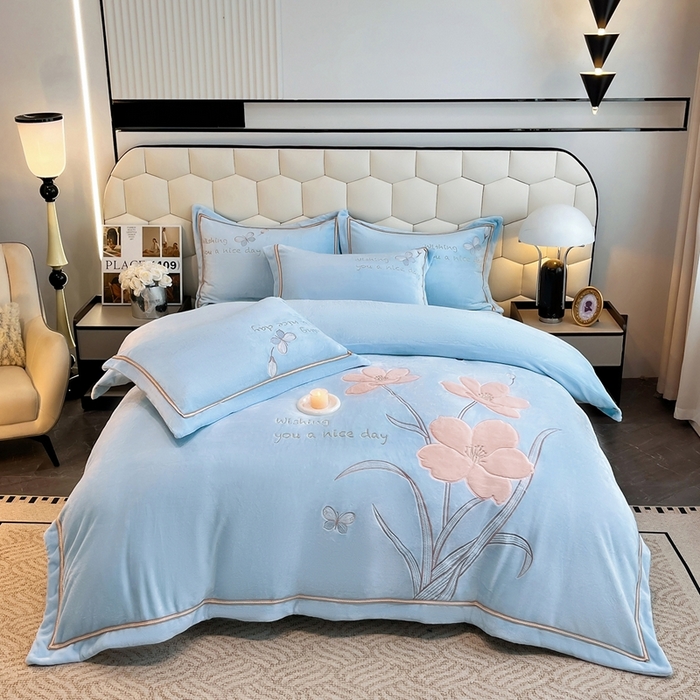 91家纺网 家纺一手货源 找家纺 孟鑫家纺 2025新款230克高克重宽边织带压线牛奶贴布绣花四件套-蝴蝶兰系列 蝴蝶兰-天兰