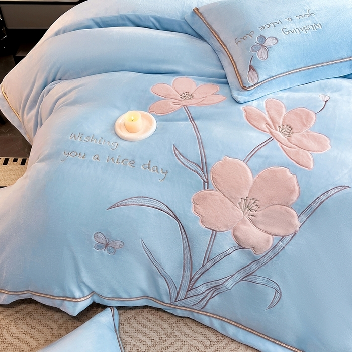 91家纺网 家纺一手货源 找家纺 孟鑫家纺 2025新款230克高克重宽边织带压线牛奶贴布绣花四件套-蝴蝶兰系列 蝴蝶兰-天兰