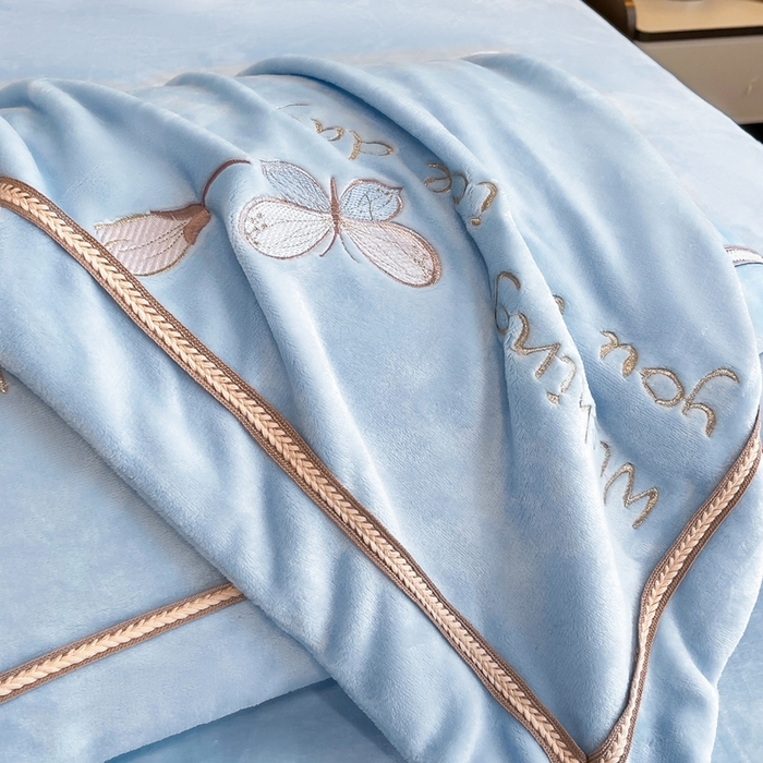 91家纺网 家纺一手货源 找家纺 孟鑫家纺 2025新款230克高克重宽边织带压线牛奶贴布绣花四件套-蝴蝶兰系列 蝴蝶兰-天兰