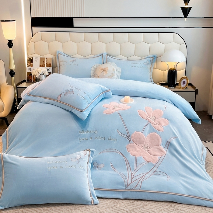 91家纺网 家纺一手货源 找家纺 孟鑫家纺 2025新款230克高克重宽边织带压线牛奶贴布绣花四件套-蝴蝶兰系列 蝴蝶兰-天兰