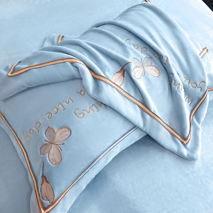 91家纺网 家纺一手货源 找家纺 孟鑫家纺 2025新款230克高克重宽边织带压线牛奶贴布绣花四件套-蝴蝶兰系列 蝴蝶兰-天兰