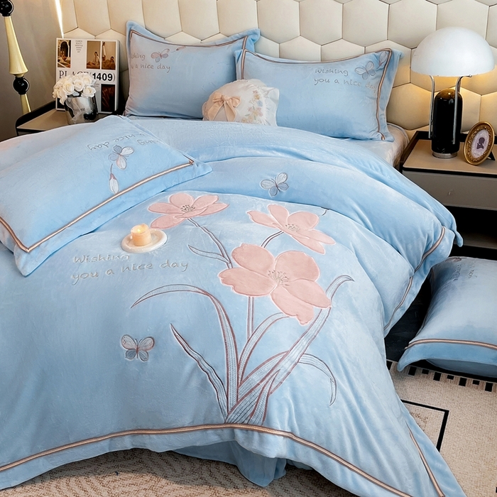 91家纺网 家纺一手货源 找家纺 孟鑫家纺 2025新款230克高克重宽边织带压线牛奶贴布绣花四件套-蝴蝶兰系列 蝴蝶兰-天兰