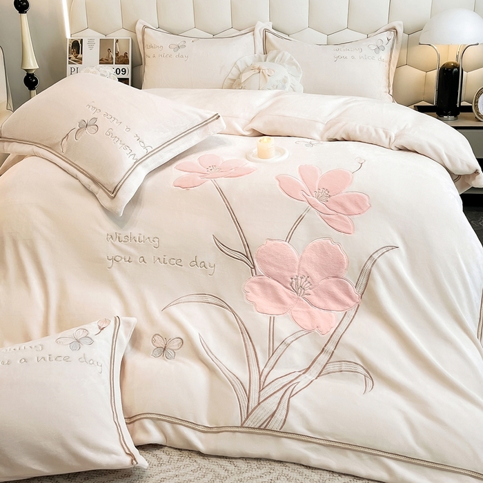 91家纺网 家纺一手货源 找家纺 孟鑫家纺 2025新款230克高克重宽边织带压线牛奶贴布绣花四件套-蝴蝶兰系列 蝴蝶兰-奶昔白