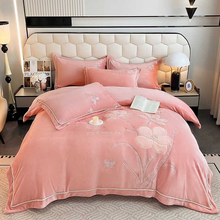 91家纺网 家纺一手货源 找家纺 孟鑫家纺 2025新款230克高克重宽边织带压线牛奶贴布绣花四件套-蝴蝶兰系列 蝴蝶兰-豆沙