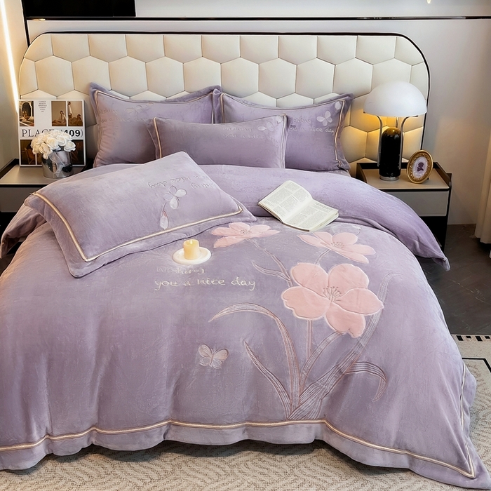 91家纺网 家纺一手货源 找家纺 孟鑫家纺 2025新款230克高克重宽边织带压线牛奶贴布绣花四件套-蝴蝶兰系列 蝴蝶兰-灰紫