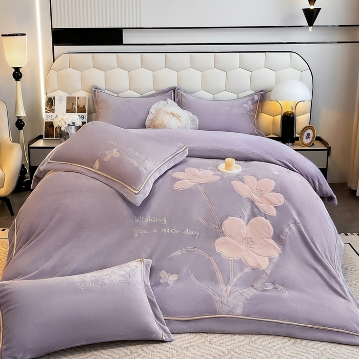 91家纺网 家纺一手货源 找家纺 孟鑫家纺 2025新款230克高克重宽边织带压线牛奶贴布绣花四件套-蝴蝶兰系列 蝴蝶兰-灰紫