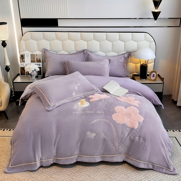 91家纺网 家纺一手货源 找家纺 孟鑫家纺 2025新款230克高克重宽边织带压线牛奶贴布绣花四件套-蝴蝶兰系列 蝴蝶兰-灰紫