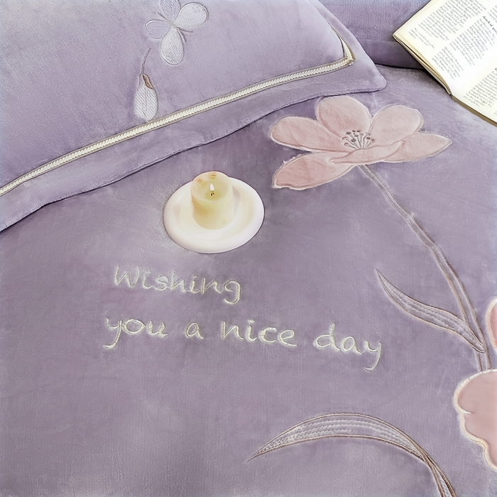 91家纺网 家纺一手货源 找家纺 孟鑫家纺 2025新款230克高克重宽边织带压线牛奶贴布绣花四件套-蝴蝶兰系列 蝴蝶兰-灰紫