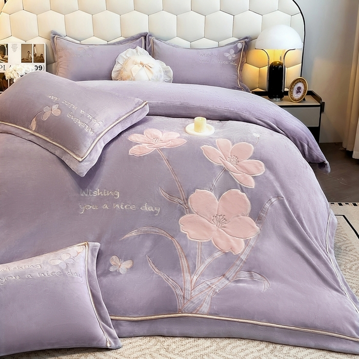 91家纺网 家纺一手货源 找家纺 孟鑫家纺 2025新款230克高克重宽边织带压线牛奶贴布绣花四件套-蝴蝶兰系列 蝴蝶兰-灰紫