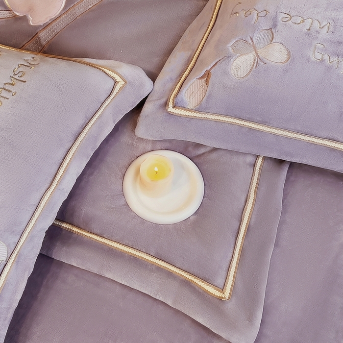 91家纺网 家纺一手货源 找家纺 孟鑫家纺 2025新款230克高克重宽边织带压线牛奶贴布绣花四件套-蝴蝶兰系列 蝴蝶兰-灰紫