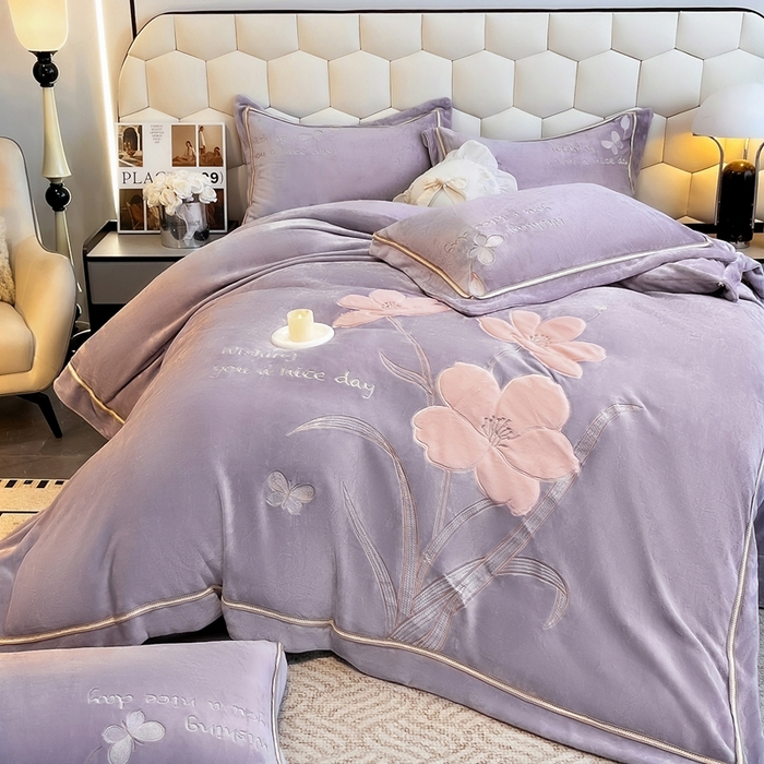 91家纺网 家纺一手货源 找家纺 孟鑫家纺 2025新款230克高克重宽边织带压线牛奶贴布绣花四件套-蝴蝶兰系列 蝴蝶兰-灰紫