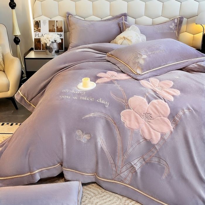 91家纺网 家纺一手货源 找家纺 孟鑫家纺 2025新款230克高克重宽边织带压线牛奶贴布绣花四件套-蝴蝶兰系列 蝴蝶兰-灰紫