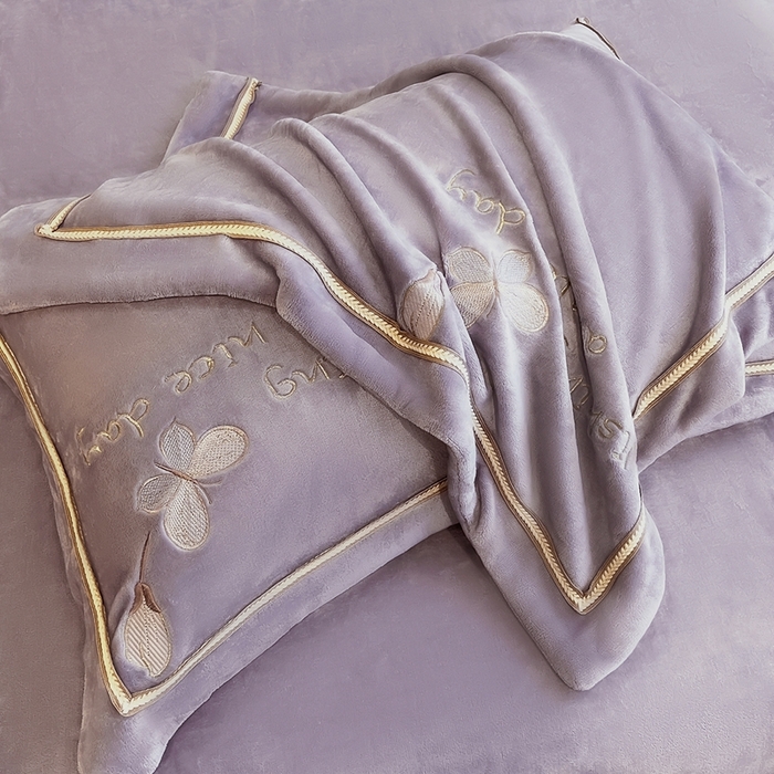 91家纺网 家纺一手货源 找家纺 孟鑫家纺 2025新款230克高克重宽边织带压线牛奶贴布绣花四件套-蝴蝶兰系列 蝴蝶兰-灰紫