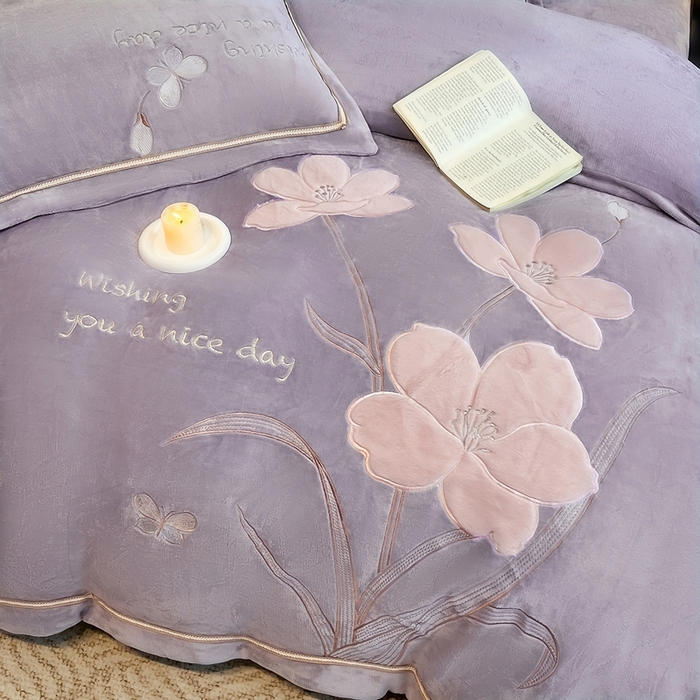 91家纺网 家纺一手货源 找家纺 孟鑫家纺 2025新款230克高克重宽边织带压线牛奶贴布绣花四件套-蝴蝶兰系列 蝴蝶兰-灰紫