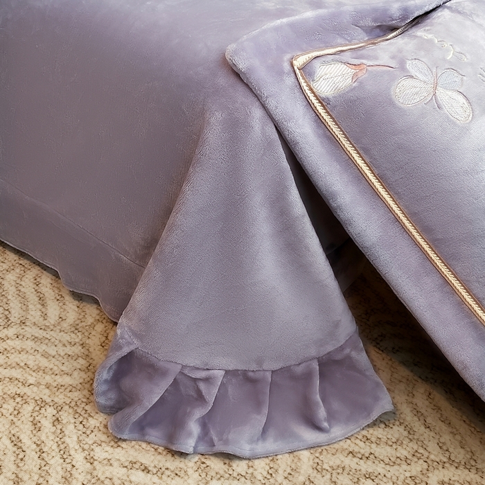 91家纺网 家纺一手货源 找家纺 孟鑫家纺 2025新款230克高克重宽边织带压线牛奶贴布绣花四件套-蝴蝶兰系列 蝴蝶兰-灰紫