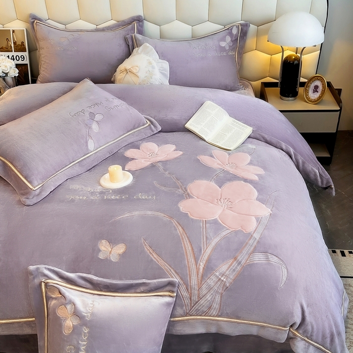 91家纺网 家纺一手货源 找家纺 孟鑫家纺 2025新款230克高克重宽边织带压线牛奶贴布绣花四件套-蝴蝶兰系列 蝴蝶兰-灰紫