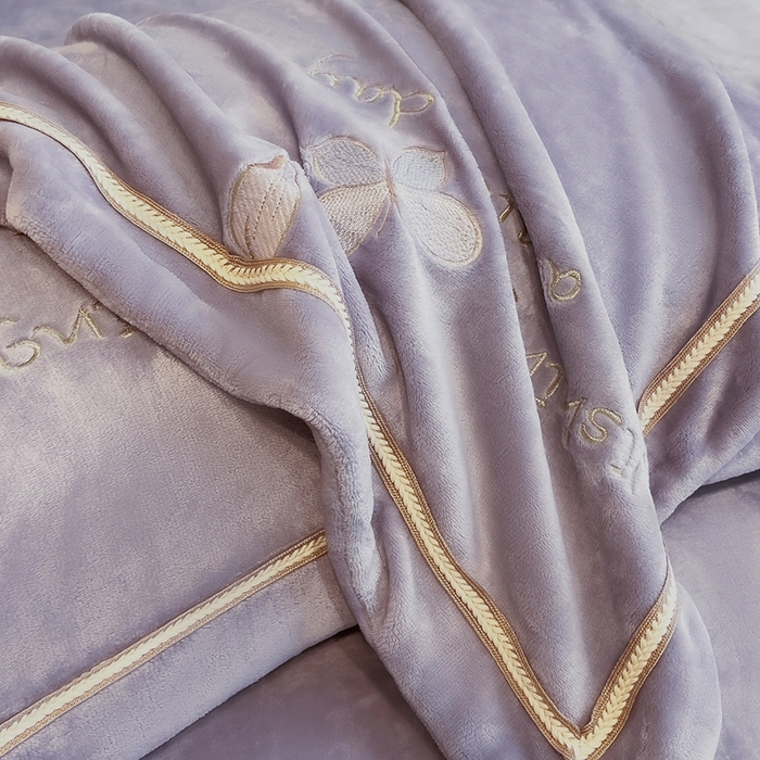 91家纺网 家纺一手货源 找家纺 孟鑫家纺 2025新款230克高克重宽边织带压线牛奶贴布绣花四件套-蝴蝶兰系列 蝴蝶兰-灰紫