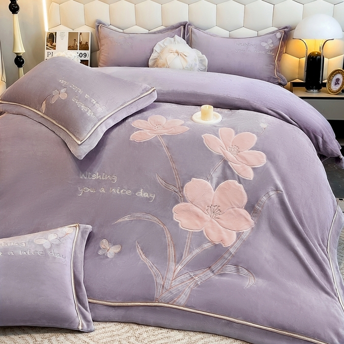 91家纺网 家纺一手货源 找家纺 孟鑫家纺 2025新款230克高克重宽边织带压线牛奶贴布绣花四件套-蝴蝶兰系列 蝴蝶兰-灰紫