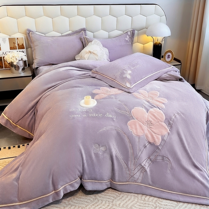 91家纺网 家纺一手货源 找家纺 孟鑫家纺 2025新款230克高克重宽边织带压线牛奶贴布绣花四件套-蝴蝶兰系列 蝴蝶兰-灰紫