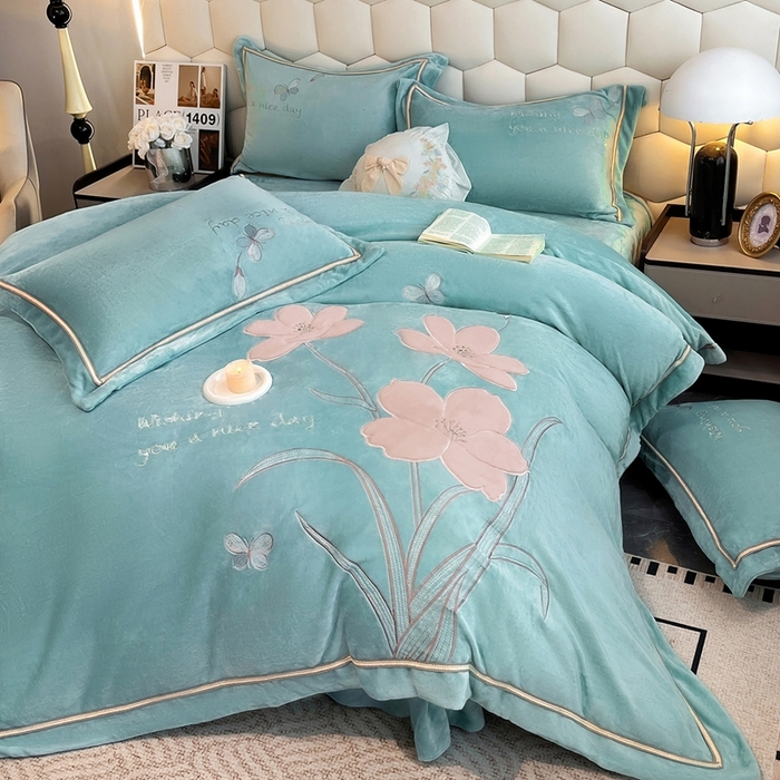 91家纺网 家纺一手货源 找家纺 孟鑫家纺 2025新款230克高克重宽边织带压线牛奶贴布绣花四件套-蝴蝶兰系列 蝴蝶兰-湖绿