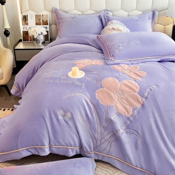 91家纺网 家纺一手货源 找家纺 （总）孟鑫家纺 2025新款230克高克重宽边织带压线牛奶贴布绣花四件套-蝴蝶兰系列