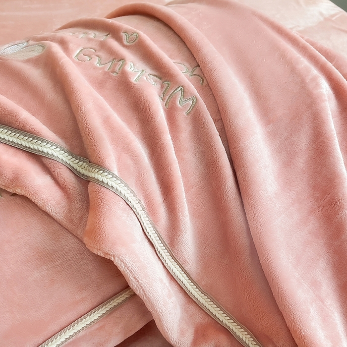 91家纺网 家纺一手货源 找家纺 孟鑫家纺 2025新款230克高克重宽边织带压线牛奶贴布绣花四件套-蝴蝶兰系列 蝴蝶兰-豆沙