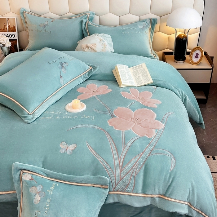 91家纺网 家纺一手货源 找家纺 孟鑫家纺 2025新款230克高克重宽边织带压线牛奶贴布绣花四件套-蝴蝶兰系列 蝴蝶兰-湖绿