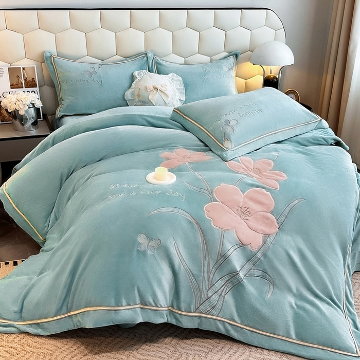 91家纺网 家纺一手货源 找家纺 孟鑫家纺 2025新款230克高克重宽边织带压线牛奶贴布绣花四件套-蝴蝶兰系列 蝴蝶兰-湖绿