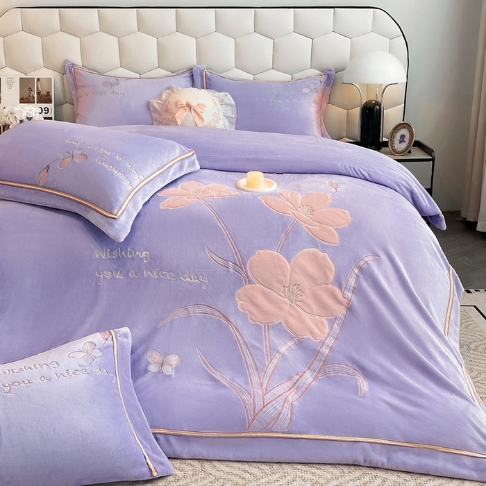 91家纺网 家纺一手货源 找家纺 孟鑫家纺 2025新款230克高克重宽边织带压线牛奶贴布绣花四件套-蝴蝶兰系列 蝴蝶兰-千夏紫