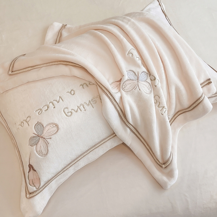 91家纺网 家纺一手货源 找家纺 孟鑫家纺 2025新款230克高克重宽边织带压线牛奶贴布绣花四件套-蝴蝶兰系列 蝴蝶兰-奶昔白