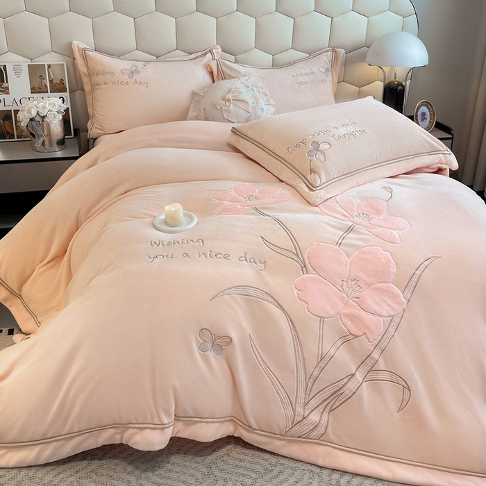 91家纺网 家纺一手货源 找家纺 孟鑫家纺 2025新款230克高克重宽边织带压线牛奶贴布绣花四件套-蝴蝶兰系列 蝴蝶兰-粉玉色