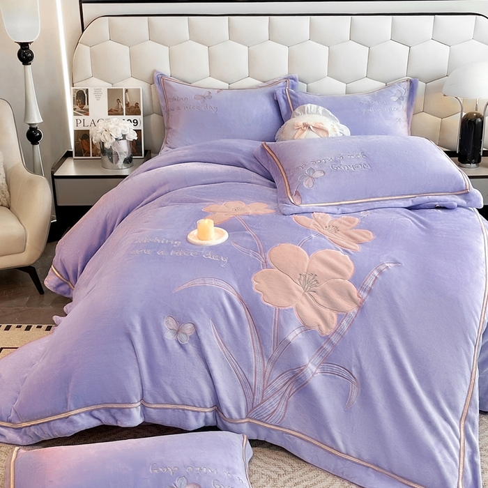 91家纺网 家纺一手货源 找家纺 （总）孟鑫家纺 2025新款230克高克重宽边织带压线牛奶贴布绣花四件套-蝴蝶兰系列