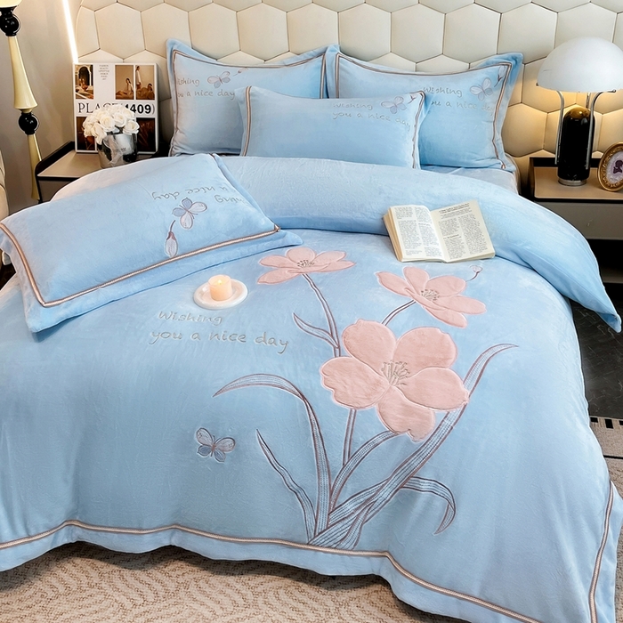 孟鑫家纺 2025新款230克高克重宽边织带压线牛奶贴布绣花四件套-蝴蝶兰系列 蝴蝶兰-天兰