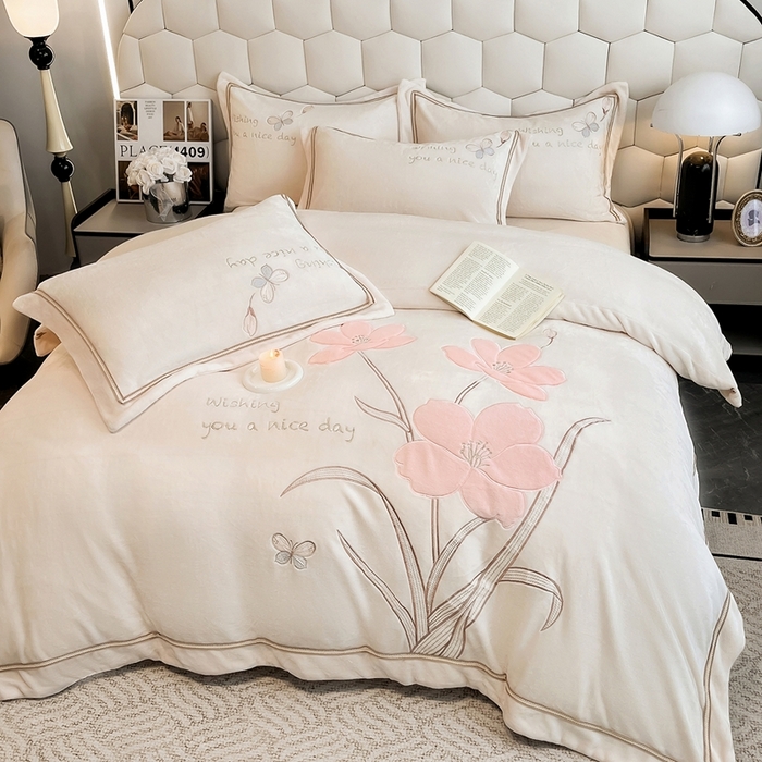 91家纺网 家纺一手货源 找家纺 （总）孟鑫家纺 2025新款230克高克重宽边织带压线牛奶贴布绣花四件套-蝴蝶兰系列