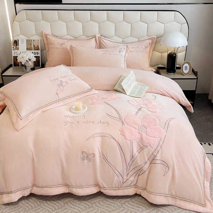 91家纺网 家纺一手货源 找家纺 孟鑫家纺 2025新款230克高克重宽边织带压线牛奶贴布绣花四件套-蝴蝶兰系列 蝴蝶兰-粉玉色